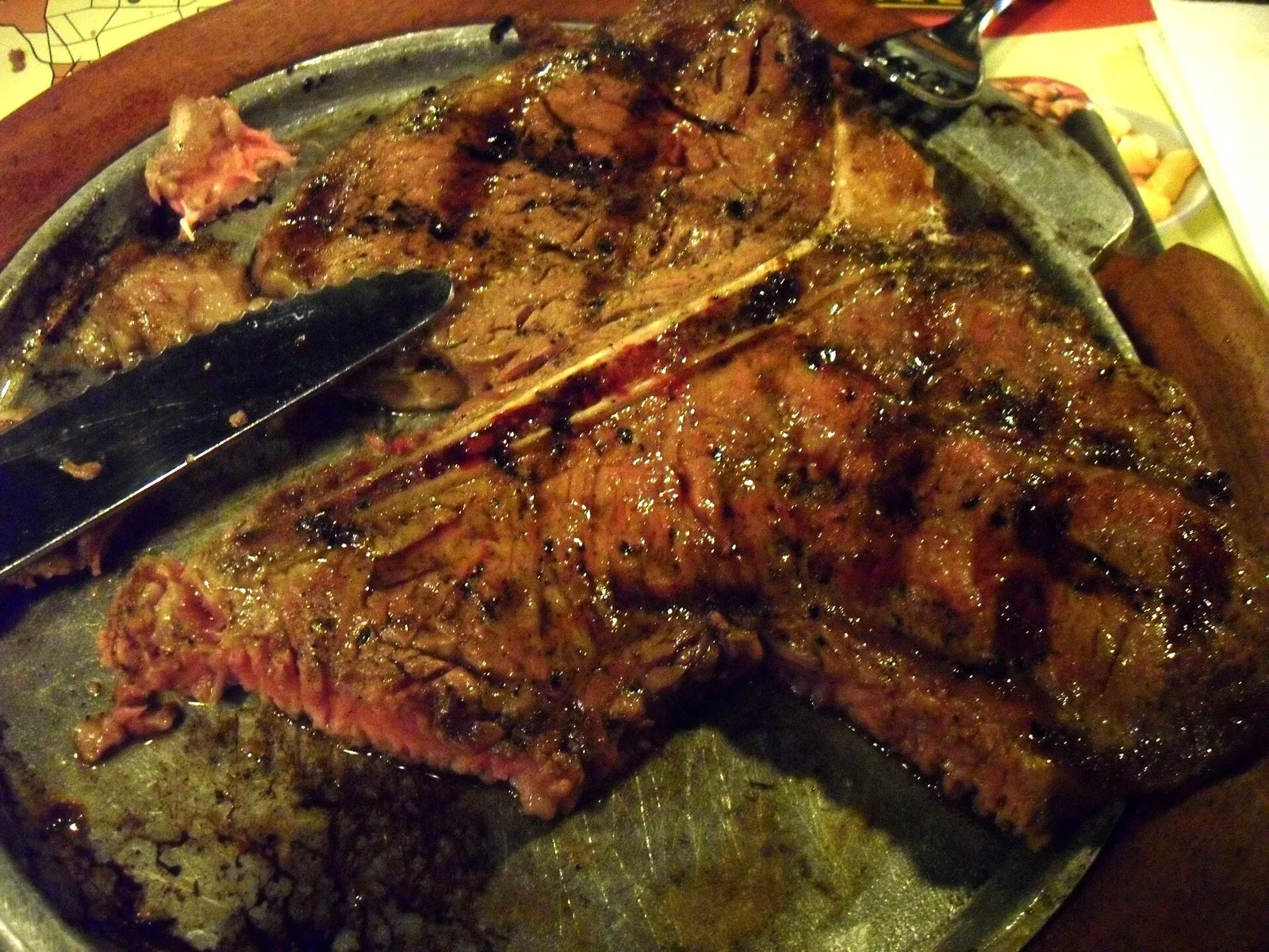 Bistecca alla fiorentina cotta alla brace con l'osso a T, servita su un vassoio