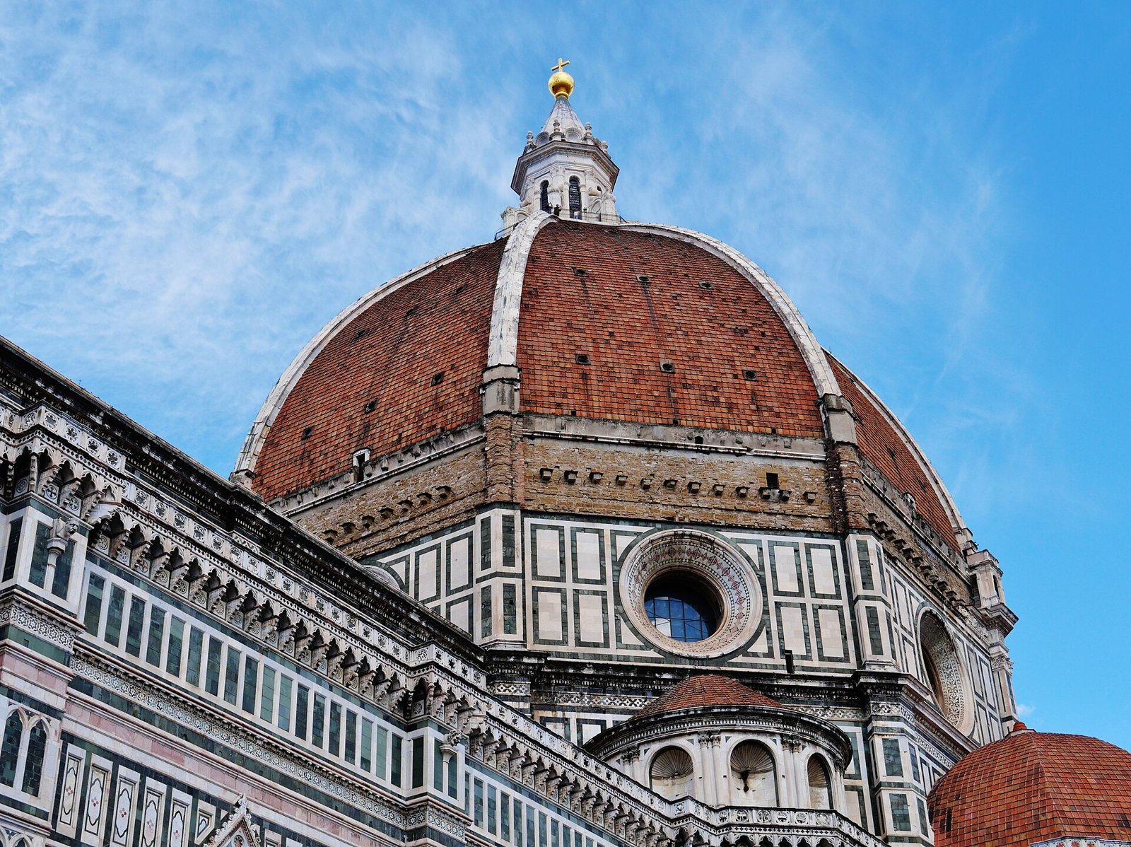 La Cupola del Brunelleschi in cotto rosso sopra i marmi bianchi e verdi della Cattedrale di Santa Maria del Fiore