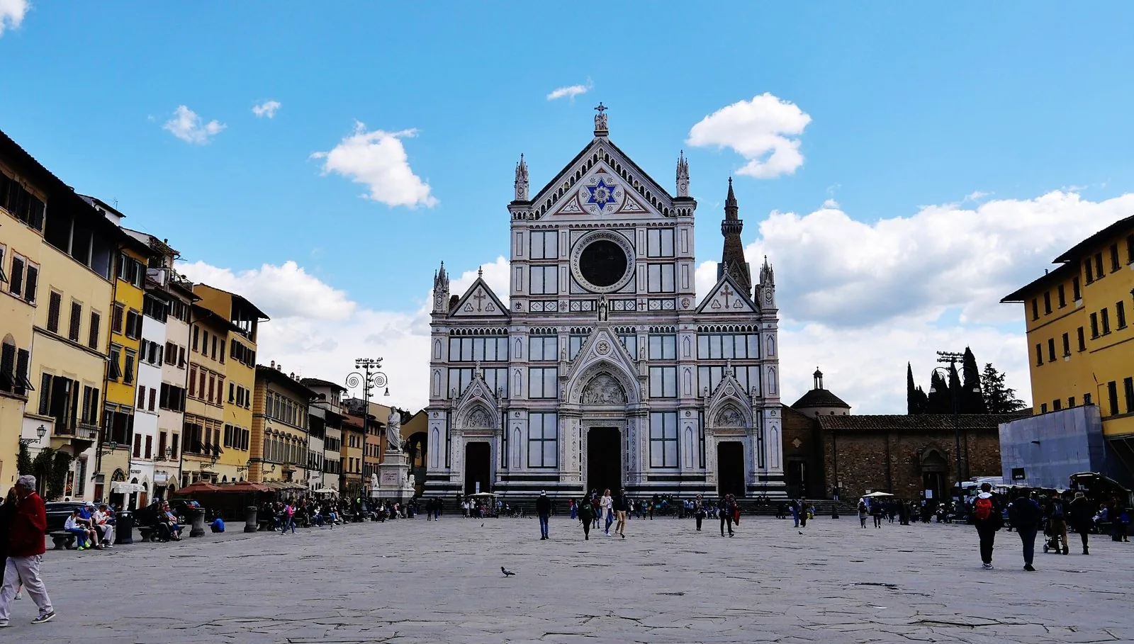 Piazza Santa Croce con la facciata in marmo della basilica, il luogo dove a giugno si gioca il Calcio Storico