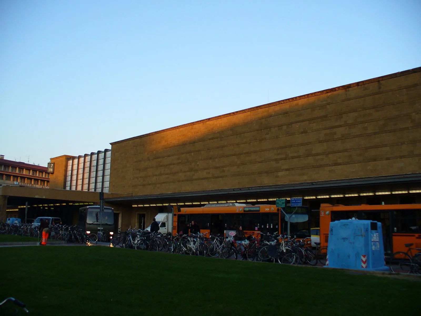 Facciata in pietra della stazione di Firenze Santa Maria Novella con autobus e biciclette