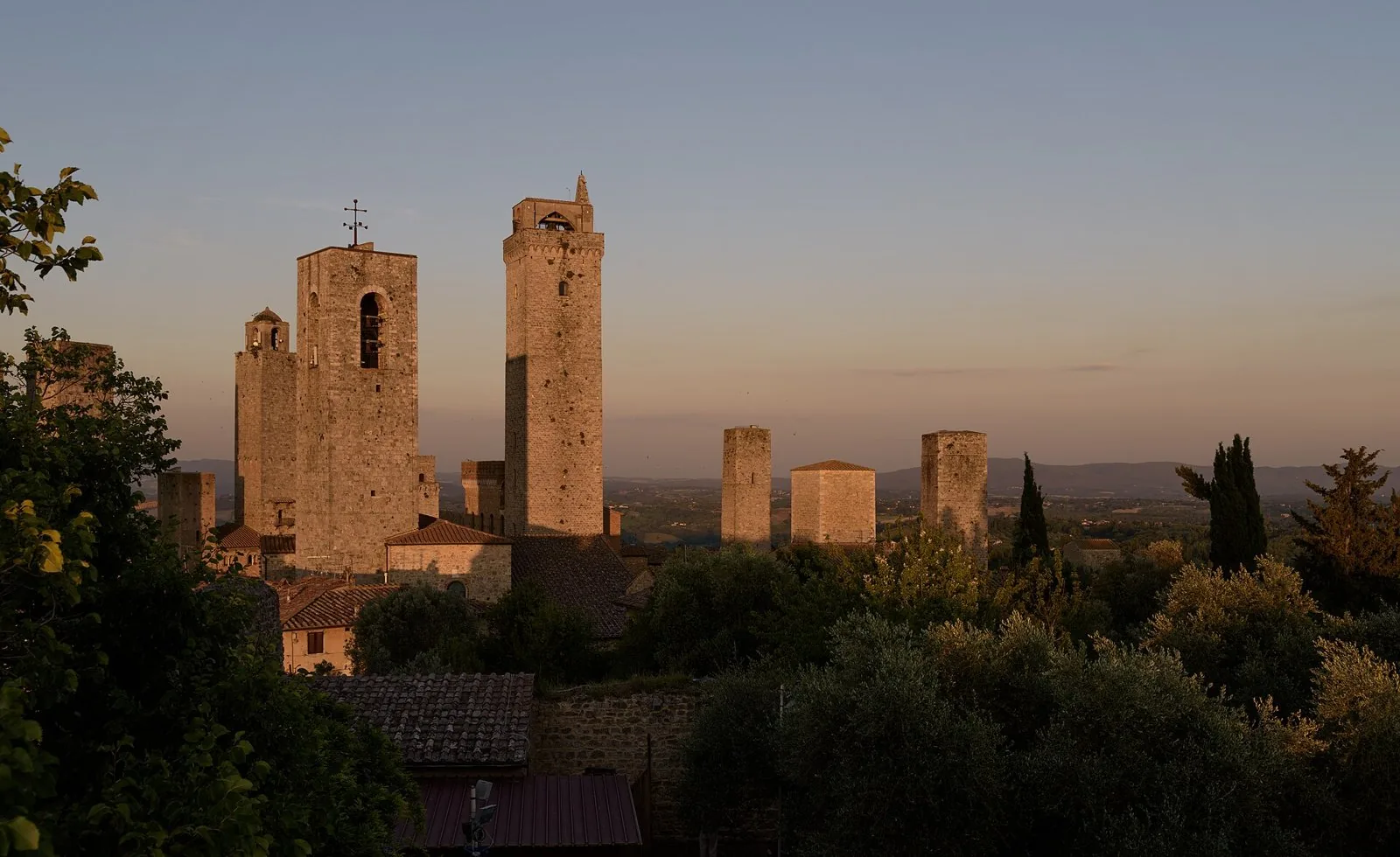 Torri medievali di San Gimignano al tramonto viste dalla Rocca di Montestaffoli