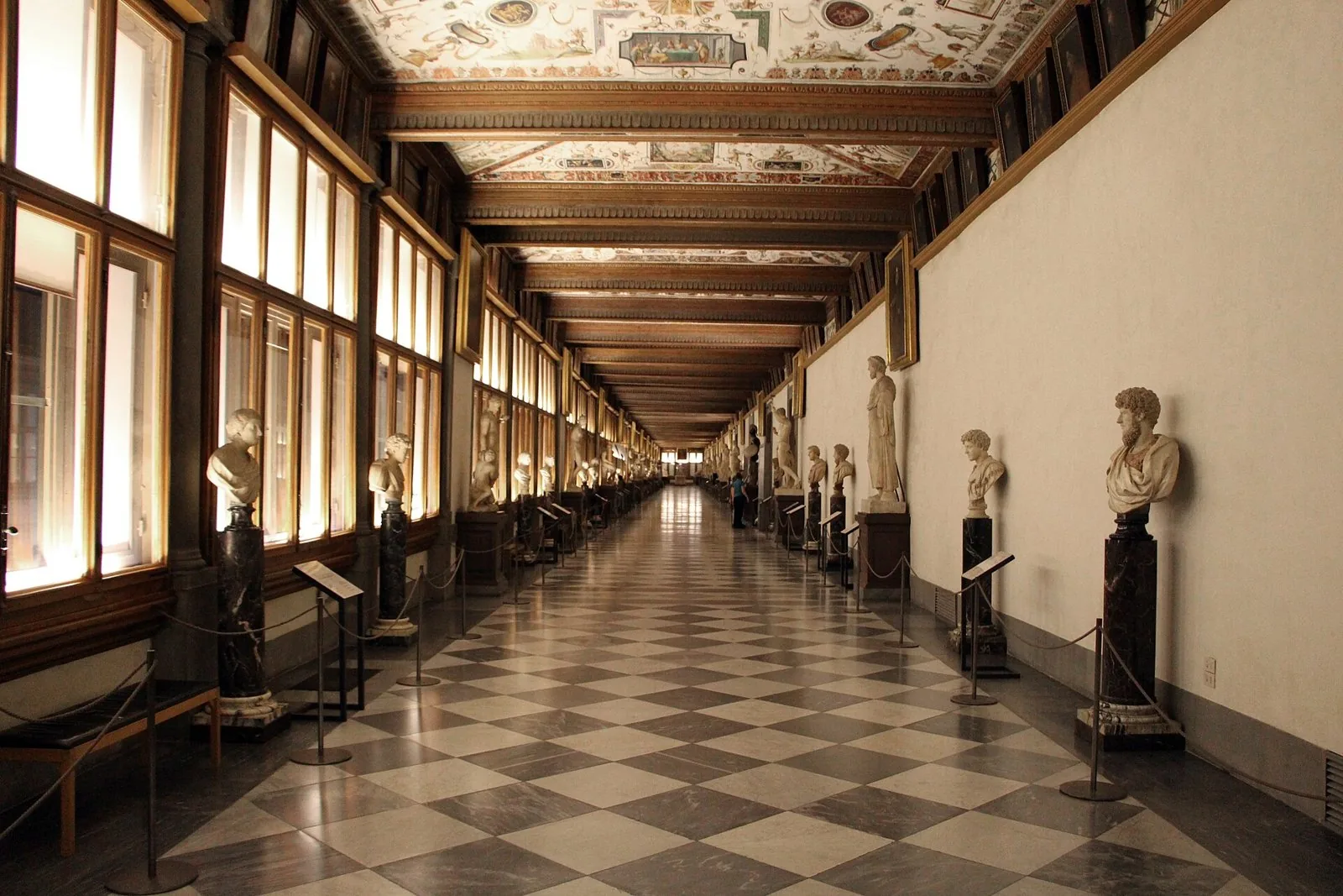 Corridoio est della Galleria degli Uffizi con soffitto a grottesche e busti in marmo