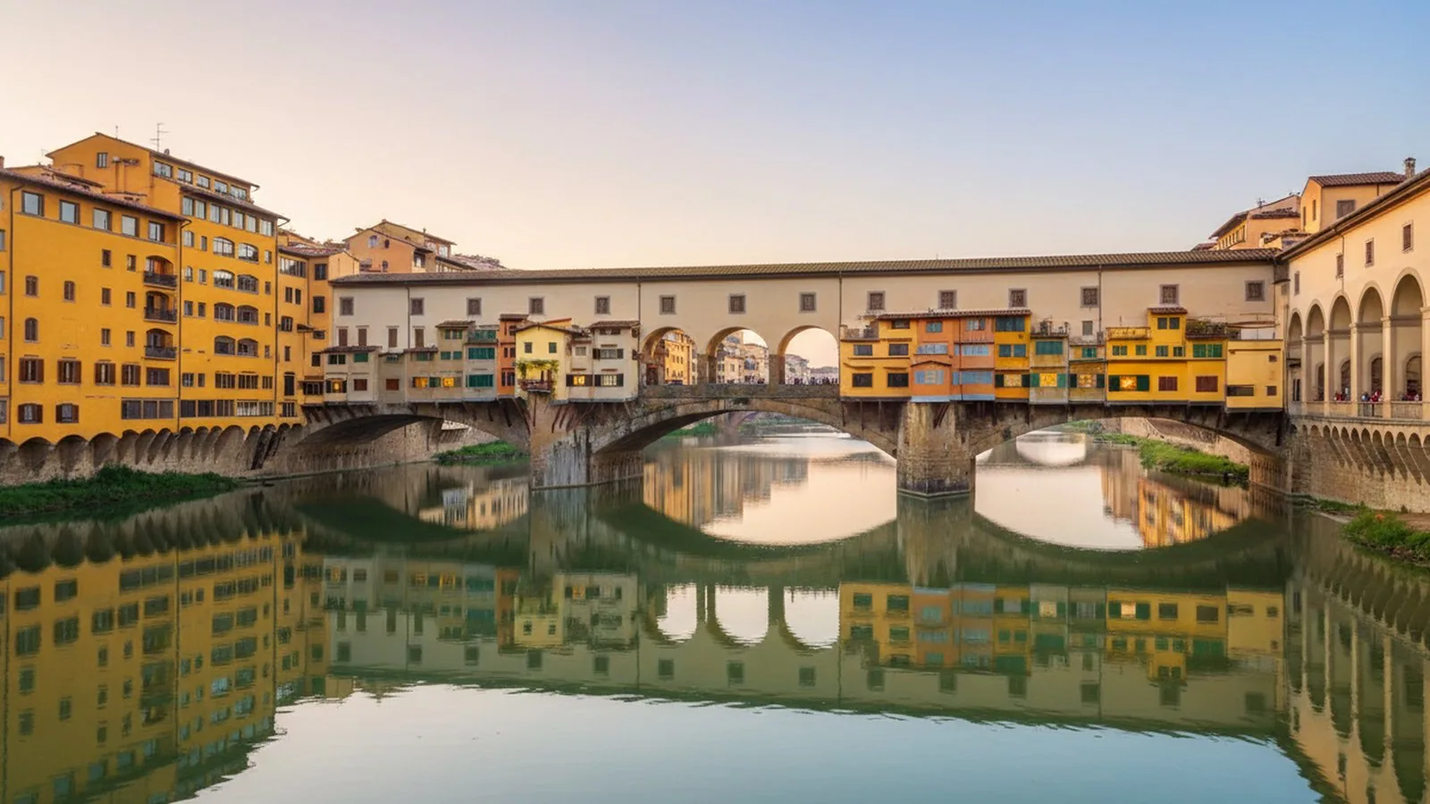 L'Arno al tramonto con il Ponte Vecchio e i palazzi del lungarno